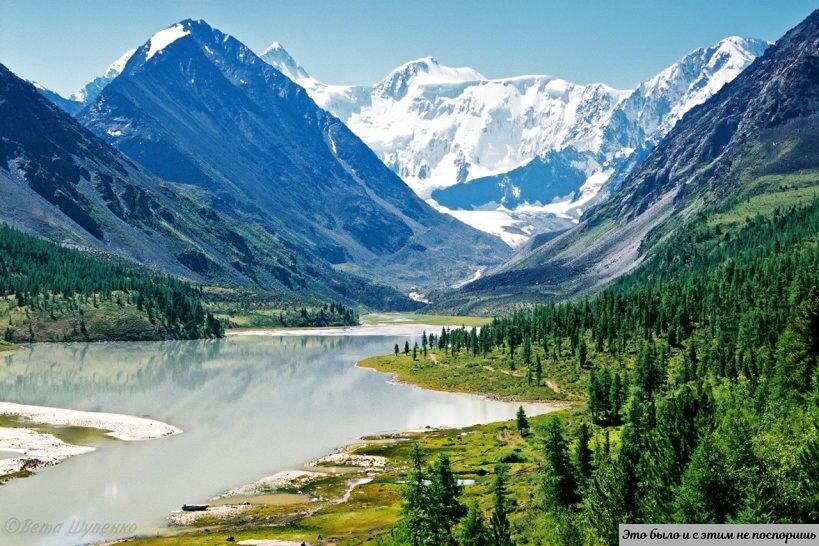 Вид на Белуху со стороны одной из трех рек. Источник изображения – https://clck.ru/xftgi 