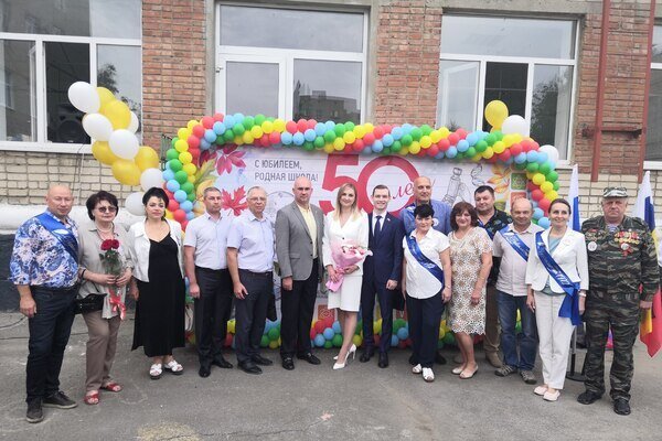 1 сентября выпускники 1982 года вместе с классным руководителем собрались на торжественной линейке в родной школе, чтобы поздравить первоклассников.