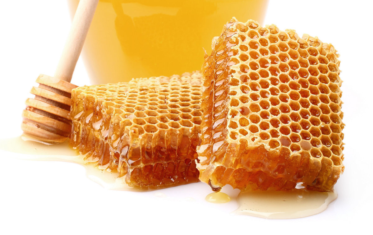 Аллергия на мед, по сути, является аллергией на пыльцу, неизбежно входящую в состав этого продукта пчеловодства. Поэтому при невосприимчивости одного сорта меда, например, липового, имеется высокая вероятность нормальной переносимости других видов. Таким образом, люди, страдающие поллинозами, а также астматики в большей степени подвержены развитию аллергических реакций на продукты пчеловодства. Тем не менее и остальные могут столкнуться с такой проблемой, если:
- в ходе переработки меда в него попало значительное количество пыльцы;
- в мед проникли различные химические вещества, используемые для обработки ульев и лечения пчел;
- владельцы пасек халатно относятся к правилам санитарии;
- употреблять чрезмерное количество основного продукта пчеловодства.
В большинстве случаев симптомы аллергии на мед не заставляют себя долго ждать. Они могут проявляться как локальными нарушениями со стороны дыхательной системы, ЖКТ, проблемами с кожей и слизистыми оболочками, так и общим ухудшением самочувствия, в частности:
появлением волдырей, сыпи, покраснением или отечностью кожи и слизистых на разных участках тела, слезотечением;
диареей, тошной, болью в животе, рвотой;
першением в горле, одышкой, дискомфортом в области легких, свистящим дыханием, сильным кашлем или чиханием, насморком и даже бронхоспазмом;
сильными головными болями, лихорадкой, усталостью, заложенностью ушей или ухудшением слуха и т.д.
В определенных случаях то, как проявляется аллергия на мед, может представлять опасность для жизни человека, так как возможно развитие анафилактического шока. Тревожными симптомами являются:
- резкое падение артериального давления;
- чрезмерное потоотделение;
- сильное покраснение или, наоборот, бледность кожи;
- появление рассеянности или необоснованного чувства тревоги;
- сильная жажда;
проблемы с дыханием вплоть до его остановки.
Наиболее часто признаки непереносимости меда наблюдаются у детей дошкольного возраста и грудничков, если кормящая мать злоупотребляет этим продуктом. Обычно со временем их пищеварительная и иммунная системы дозревают, и дети начинают нормально реагировать на употребление продуктов пчеловодства. Но иногда случается и наоборот: у уже взрослых людей, всегда нормально переносивших мед, после очередного употребления этого продукта в пищу развивается аллергическая реакция.
Чтобы не рисковать собственным здоровьем и внешним видом лучше, до того как съесть мед или блюдо, в состав которого он входит, проверить насколько хорошо организм переносит этот продукт. Для этого достаточно либо медленно рассосать 1 каплю меда, либо нанести его на внутренний сгиб локтя. В первом случае при наличии аллергии появятся такие неприятные ощущения во рту, как першение, отечность языка, губ или слизистой глотки и т.д. Во втором буквально через несколько минут на коже возникнет покраснение, волдыри и зуд.
Борьба с проявлениями аллергии на мед осуществляется теми же средствами, что и во всех остальных случаях. Точно так же с целью устранения кожных высыпаний и дыхательных расстройств больным назначают:
- антигистаминные препараты;
- препараты, нормализующие работу ЖКТ;
- гормональные средства для наружного применения, спреи и т.д.;
- энтеросорбенты и пр.
Если же аллергическая реакция протекает бурно и вызывает развитие серьезных нарушений, например, отека глотки и затруднения дыхания, стоит немедленно, не стесняясь, вызывать скорую помощь. Но, независимо от тяжести возникающих симптомов, мед попадает в категорию запрещенных продуктов. Поэтому его нельзя не только употреблять внутрь в чистом виде или в составе различных блюд и напитков, но и использовать в качестве компонента домашней косметики. Также, безусловно, придется отказаться от готовых косметических средств, в состав которых входит мед.
Избавиться от внешних проявлений аллергии способны помочь народные методы:
- Готовят смесь из равных количеств кефира, воды и сметаны. Полученным лосьоном протирают кожу пораженных областей несколько раз в день.
- В стакане воды растворяют ½ ч. л. борной кислоты и полученным раствором пропитывают чистый бинт, сложенный в несколько слоев. Готовый компресс прикладывают к пораженным участкам.
- Измельчают сухие цветы ромашки, листья шалфея и траву череды. В стакане кипятка заваривают 2 ст. л. полученной смеси и оставляют настаиваться. Спустя 2 часа средство готово для изготовления компрессов. Их следует менять несколько раз через каждые 20 мин.
