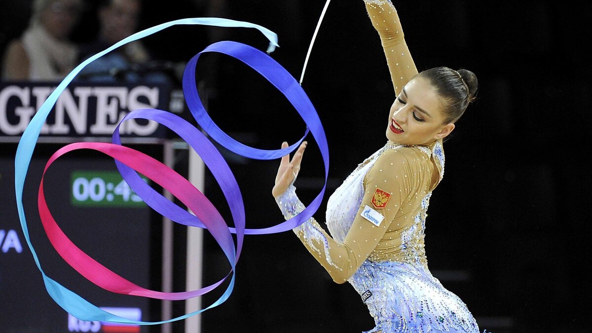 Российская гимнастка Евгения Канаева выиграла 17 золотых медалей на четырех чемпионатах мира в 2007—2011 годах. В 2009-м спортсменка впервые в истории победила в пяти номинациях (мяч, обруч, лента, булавы и многоборье), а затем и в командном зачете. 
В 2011 году она повторила рекорд. Также Канаева выиграла золото на Олимпиадах в 2008 и 2012 годах в индивидуальном многоборье.