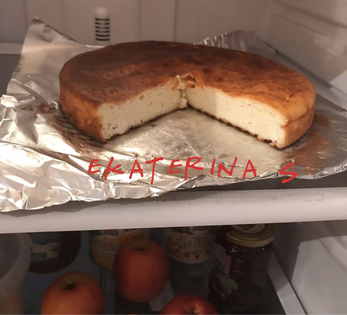 Сразу из духовки пышная, потом немного оседает, в разрезе текстура однородная