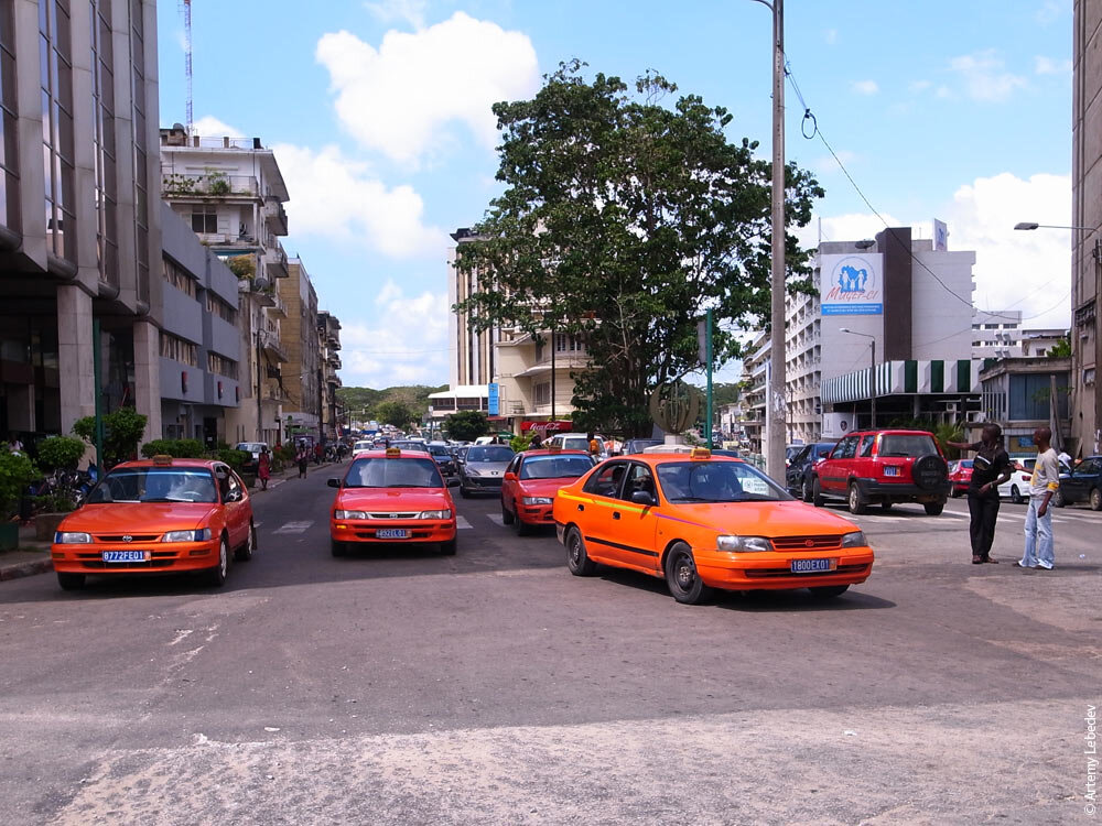 Такси ярко-красного цвета.