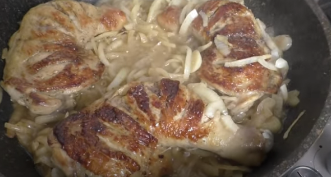 Когда хочется шашлык, а ты на самоизоляции / Мясо со вкусом шашлыка на сковороде.