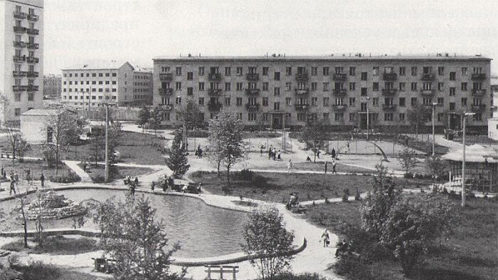Так выглядела застройка экспериментального квартала №9 в 1960-х годах. Первая советская хрущевка - на заднем плане. Фото:oldmos.ru