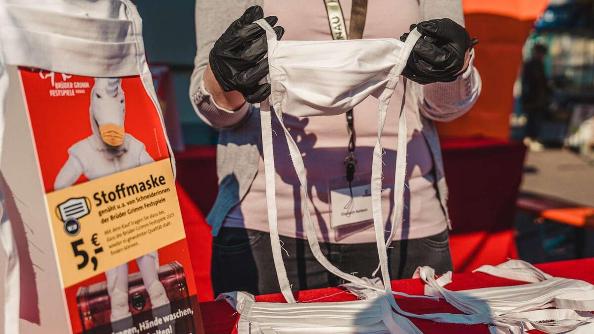 Ханау, Гессен. Продажа многоразовых масок.© Dirk Iding