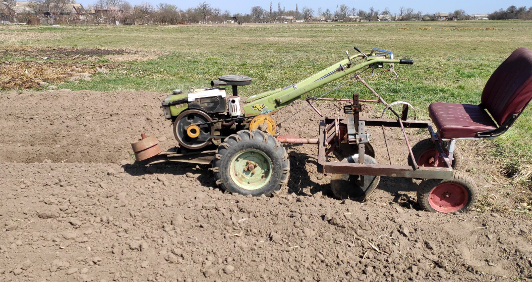 Мотоблок с дисковым окучником