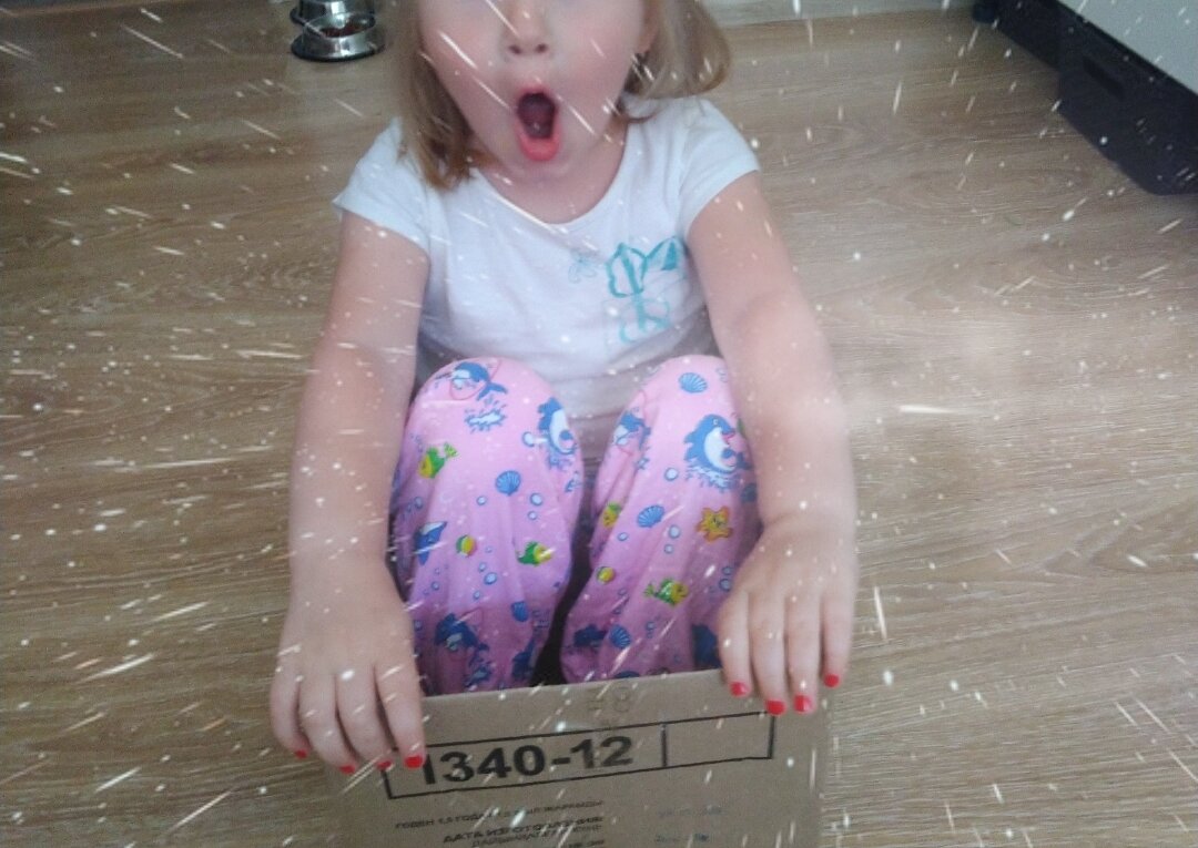 Счастливый ребёнок с алым лаком на ногтях покоряет воображаемое межгалактическое звёздное пространство в картонном космическом болиде. Фото из личного архива