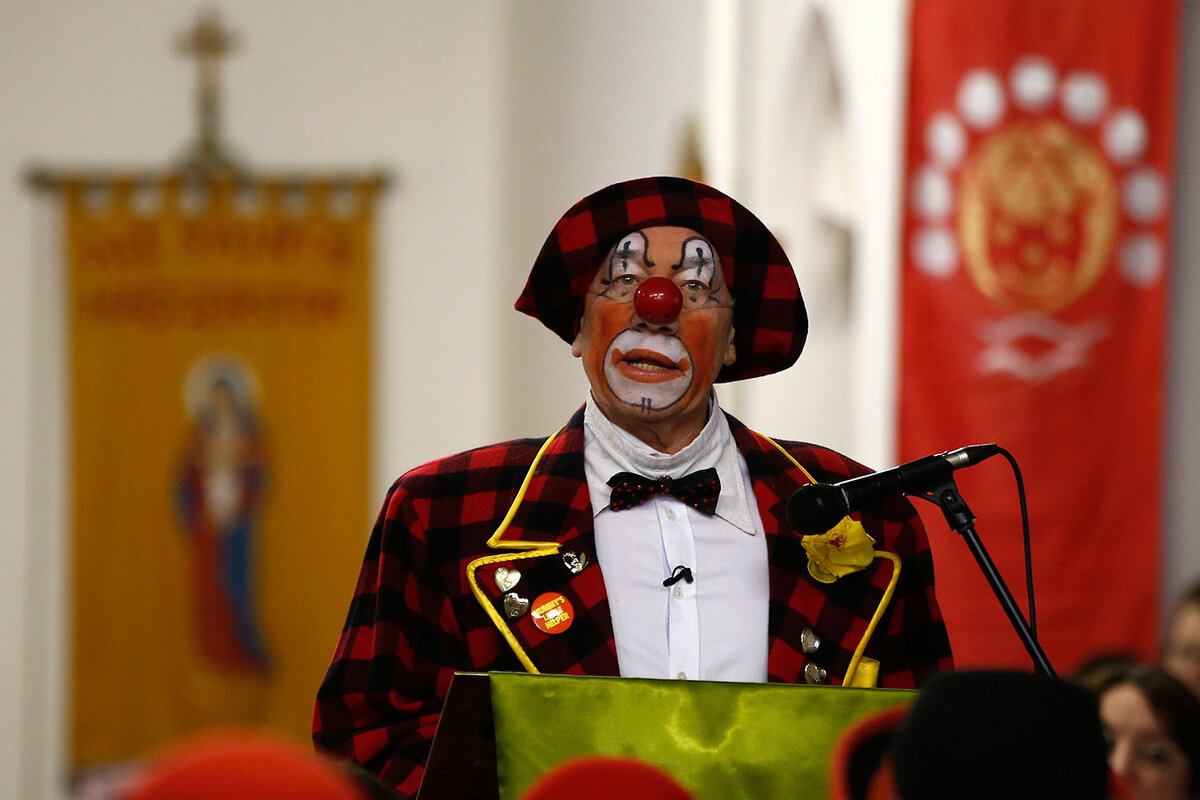 https://img.gazeta.ru/files3/415/8062415/upload-2016-02-07T183402Z_1056435224_D1BESLRYQCAB_RTRMADP_3_BRITAIN-CLOWNS-pic4_zoom-1500x1500-19027.jpg 