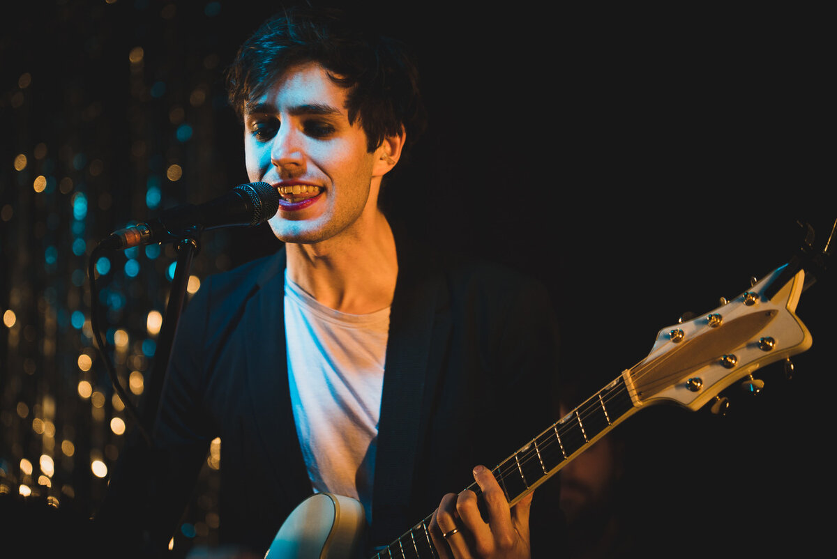 Это не концертный зал. Американский певец Эзра Фурман на сцене лондонского магазина Rough Trade East. Фото: Paul Hudson