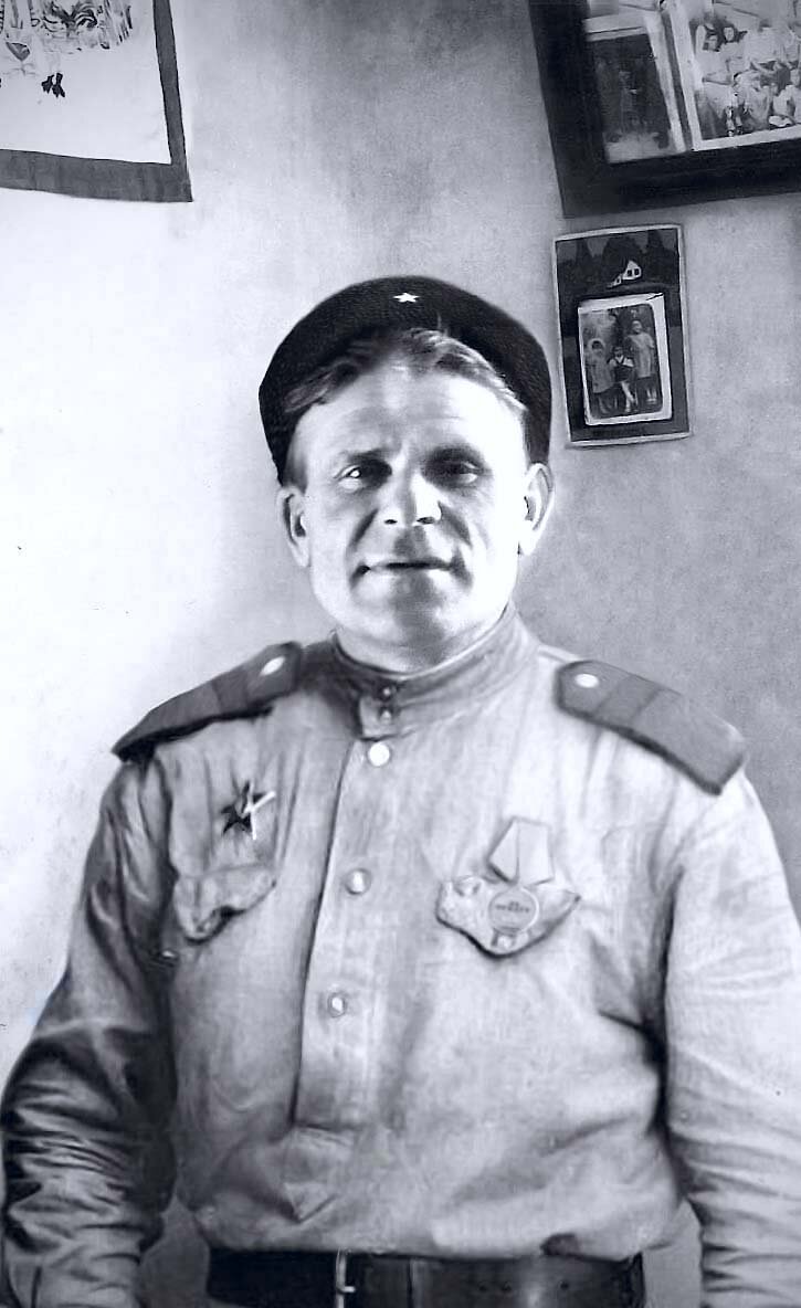 Старший сержант Бабенко Г.Б. помощник командира паркового взвода 1314 ЛАП 21 ЛАБ. Фото из семейного архива.