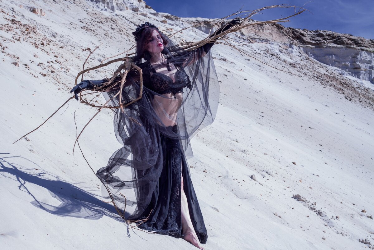 Королева декаданса Кристабель Отэм и сверкающие кварцевые пески Дзержинских карьеров, где было снято немало легендарных фильмов ("Обыкновенное чудо", "Бег", "Бригада").