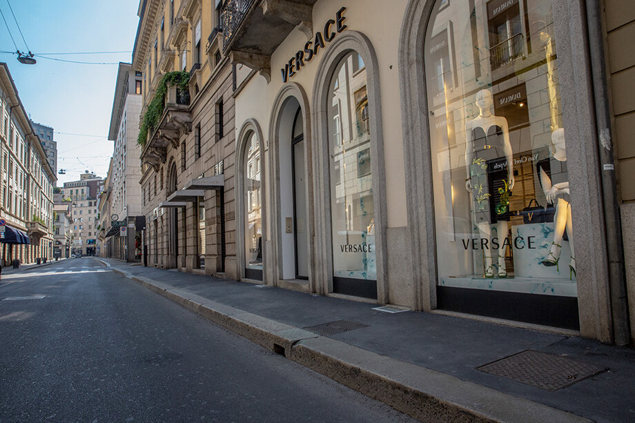 Модные дома экономят как могут, пытаясь удержаться на плаву. Ведущие стилисты полностью или частично отказываются от зарплат в пользу бизнеса.
Фото: Bloomberg/gettyimage