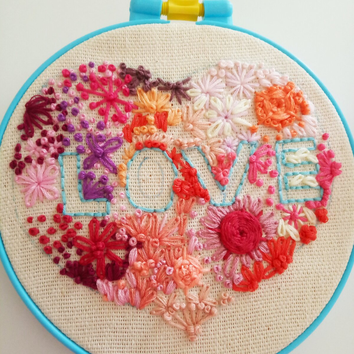 Старая работа. Тогда впервые использовала в работе карандаш ткани, исчезающий со временем. 