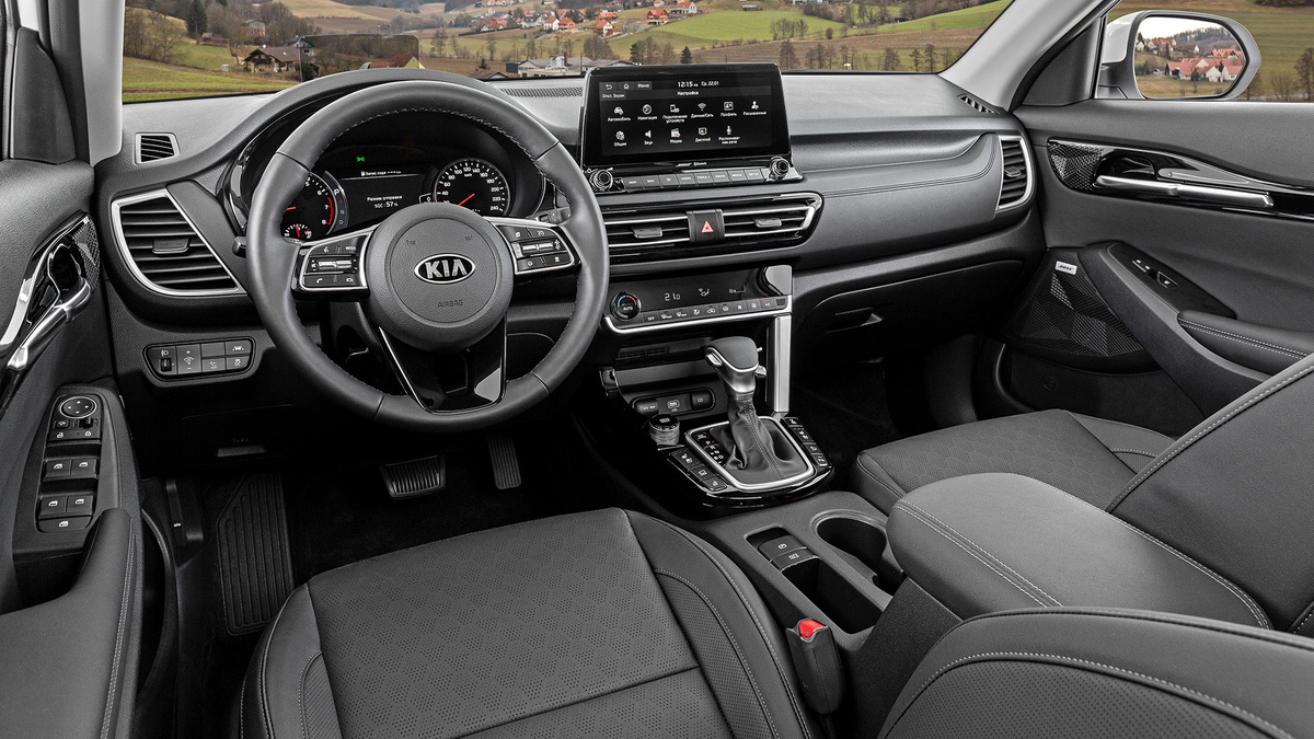 Интерьер выглядит существенно дороже своей реальной цены. Накладка панели перед пассажиром выполнена из податливого материала. К эргономике больших вопросов нет. Однозонный климат-контроль имеет три режима интенсивности. Автостеклоподъёмник один, и тот не во всех комплектациях.