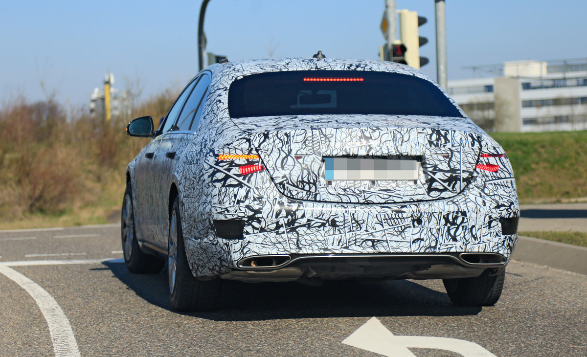 Вид сзади заодно показывает больше деталей оптики, а также оформление бампера и выхлопных патрубков у нового S-класса. 