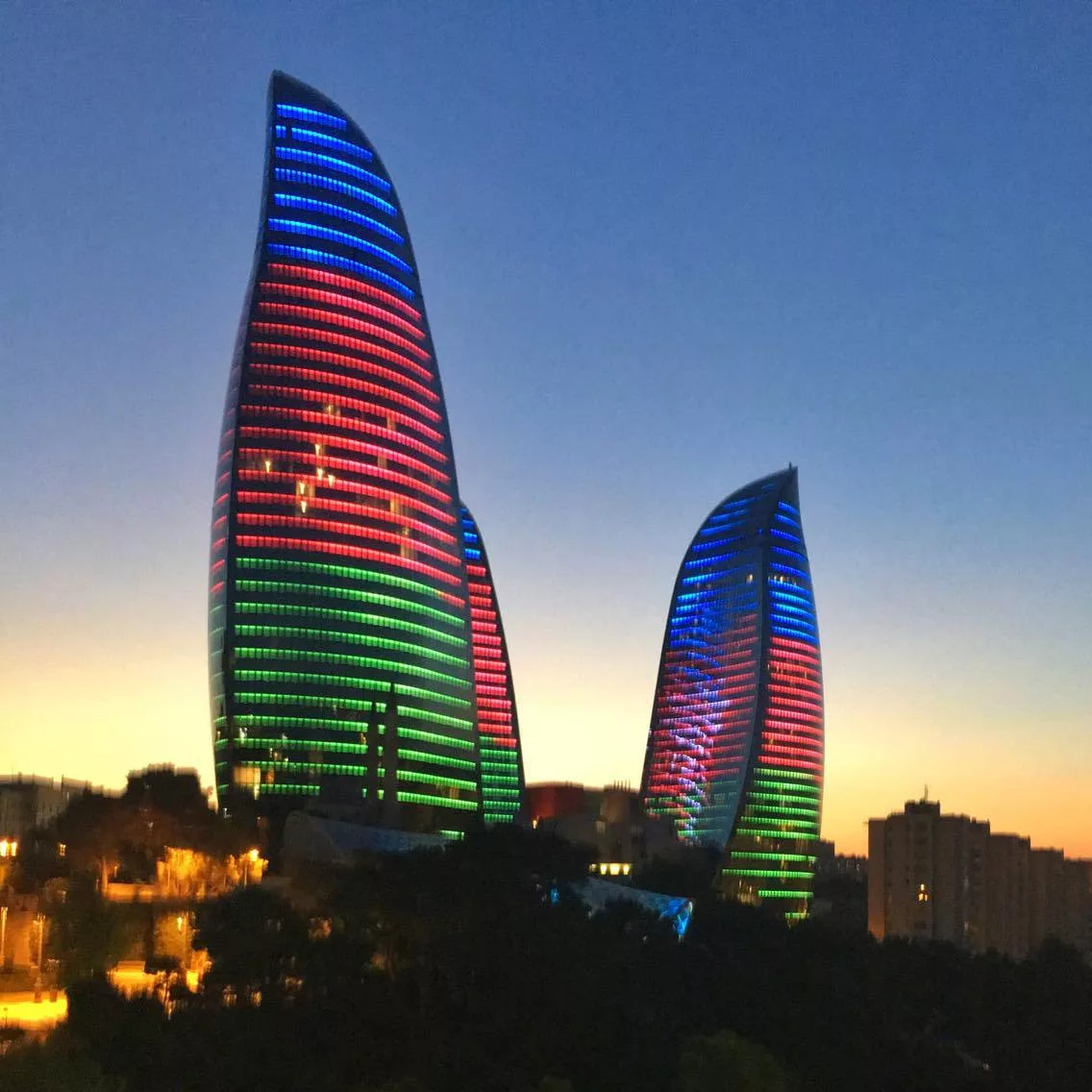 Flame towers. Флейм Тауэрс Баку. Азейбарджан Баку. Три башни в Баку. Flame Towers Азербайджан.