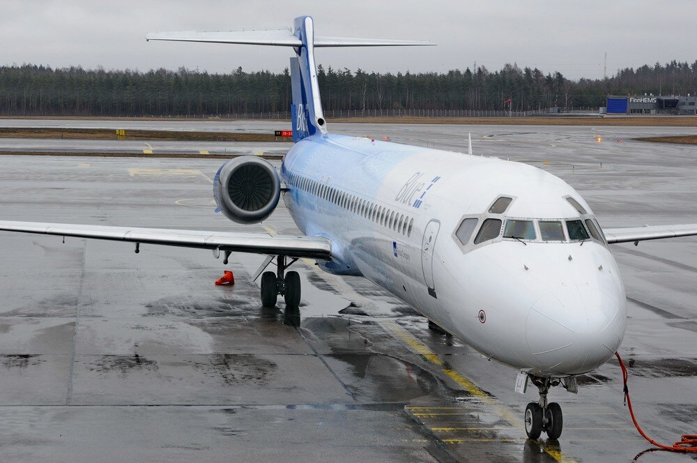Boeing 717  на перроне.