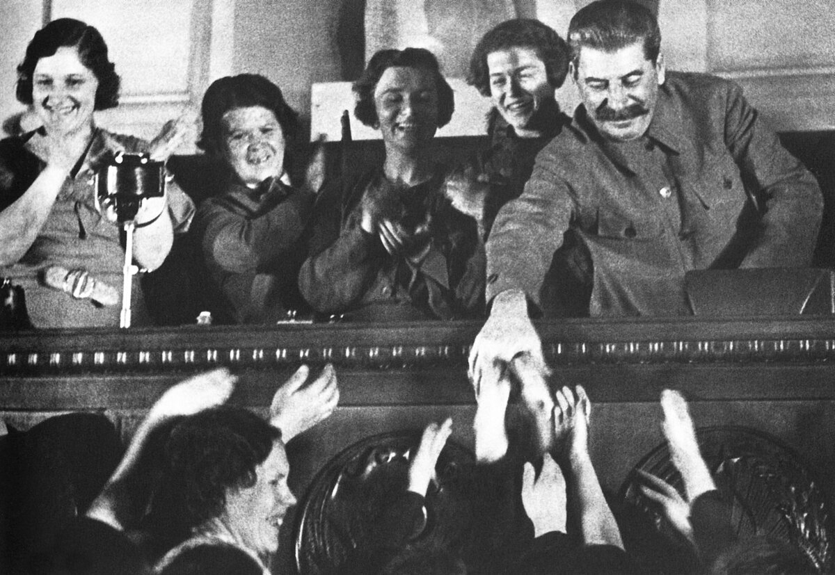Товарищ Сталин с людьми