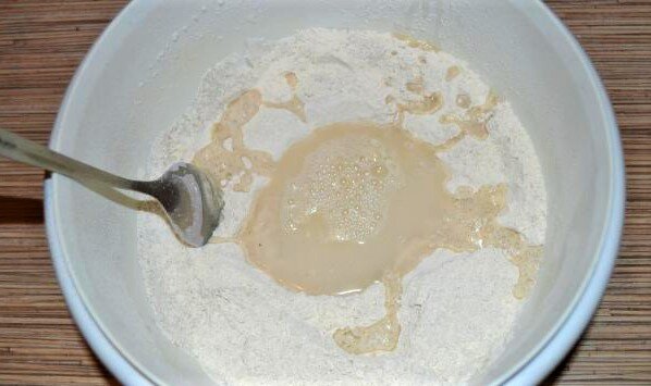 Муку, соль и дрожжи перемешиваю в миске, добавляю воду - фото автора