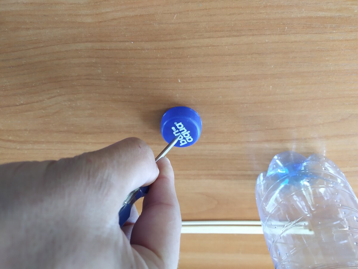 Проделываем отверстие в крышке при помощи шила