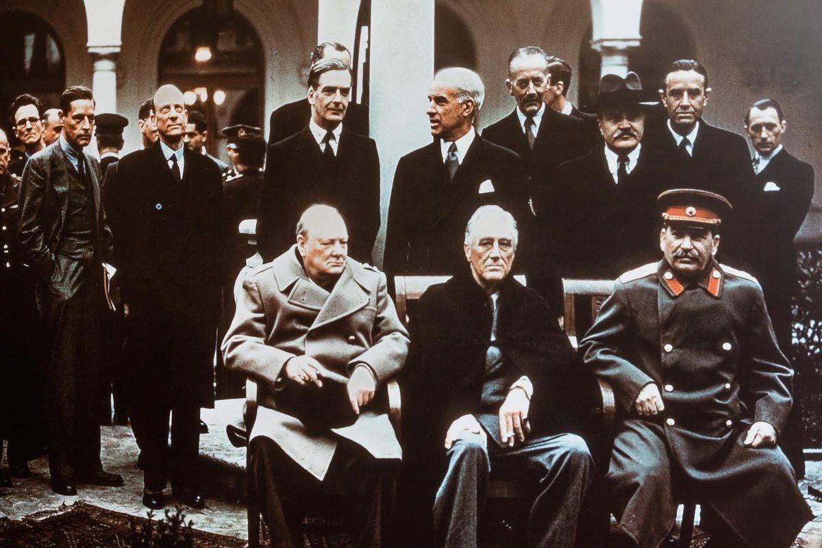 сталин рузвельт черчилль ялтинская. союзники в ялте. союзники в ялте. сталин черчилль и рузвельт в ялте. рузвельт черчилль сталин конференция ялта.