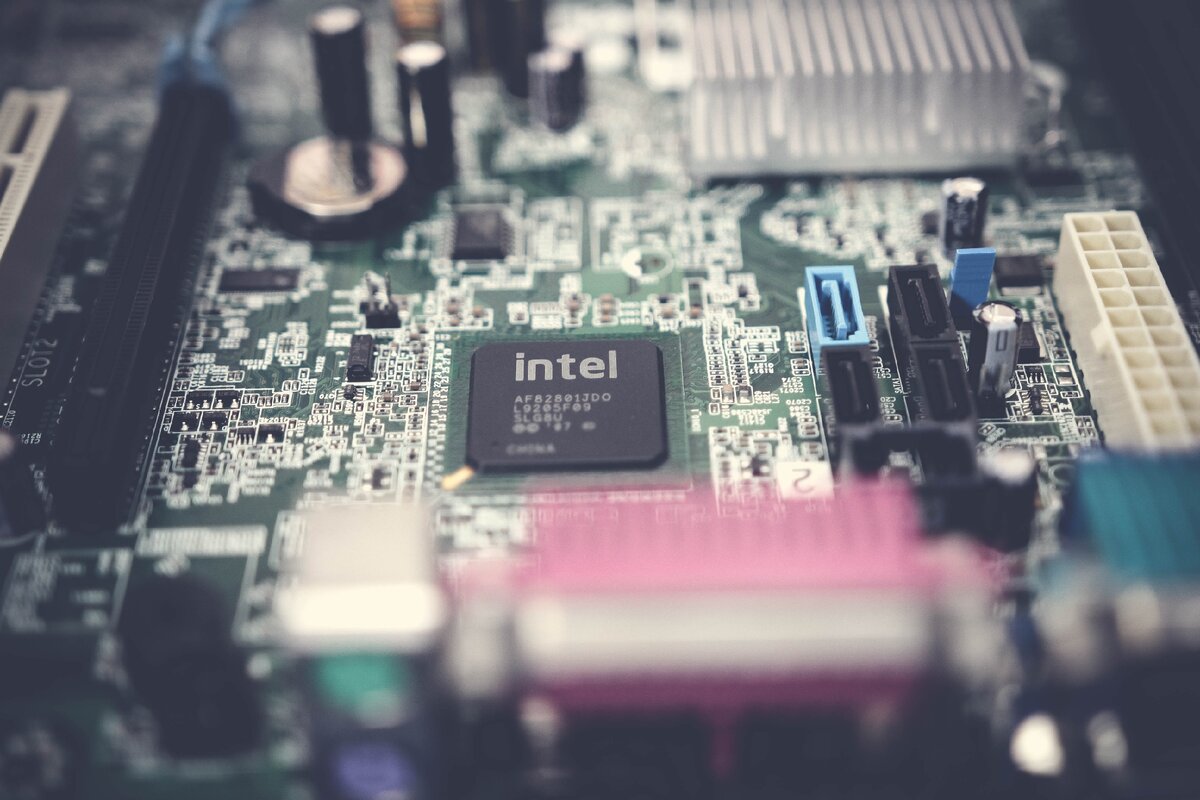https://www.pexels.com/ru-ru/photo/intel-1432673/