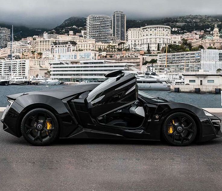 На пятой позиции находится W Motors Lykan Hypersport — первый спорткар, созданный ливанским производителем. Настоящая звезда кинофильмов. В одном из популярнейших блокбастеров под названием «Форсаж Семь» на этом автомобиле герои перелетели через 3 дубайских небоскреба. Человек, увидевший лишь раз дизайн этой модели, не перепутает ее ни с чем. Оборудован инкрустированными бриллиантами фарами, а внутрисалонное пространство выполнено из высококачественных материалов.