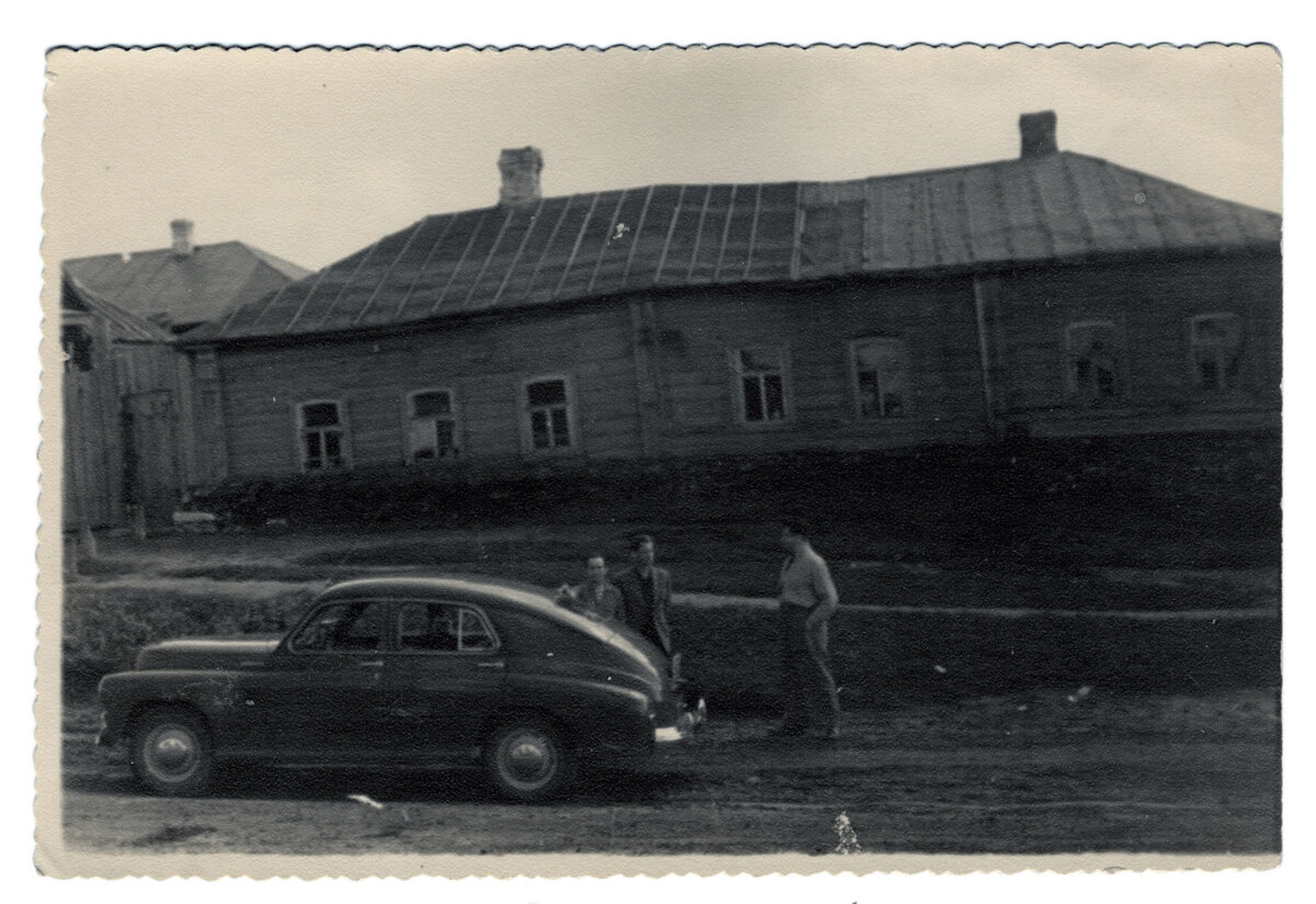 М. П. Чумаков у своего дома в Епифани, сентябрь 1957 г. Фотография из фондов музея-заповедника «Куликово поле»