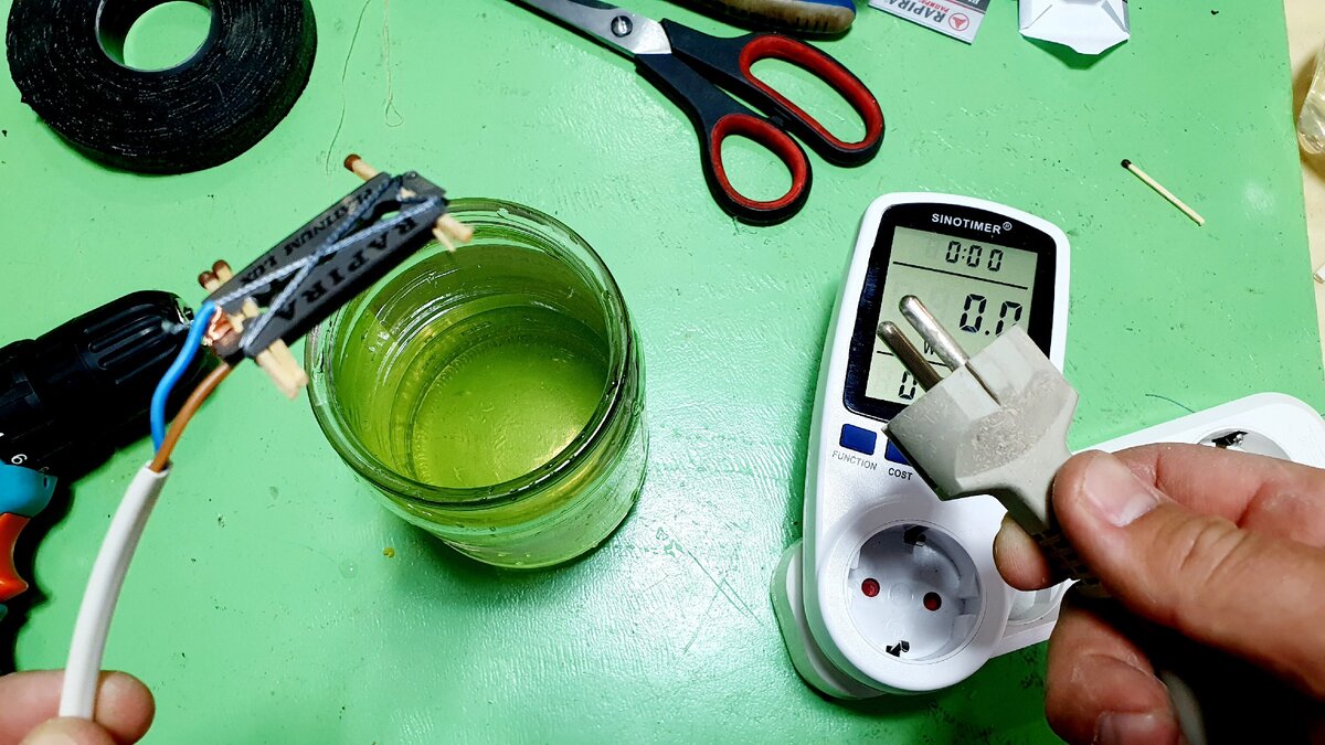 Температура кипятильника в воде. Самодельный кипятильник для воды 12 вольт. Самодельный кипятильник для воды 220в. Кипятильник из лезвий мощность. Кипятильник из медного провода.