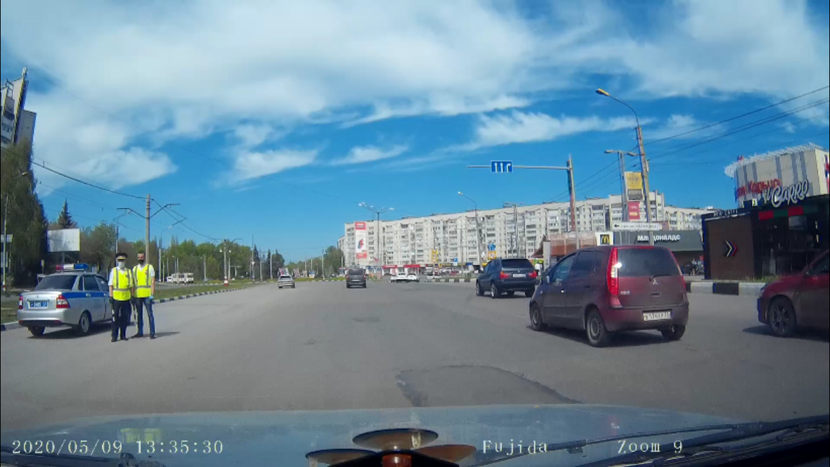 на одном отсутствует головной убор