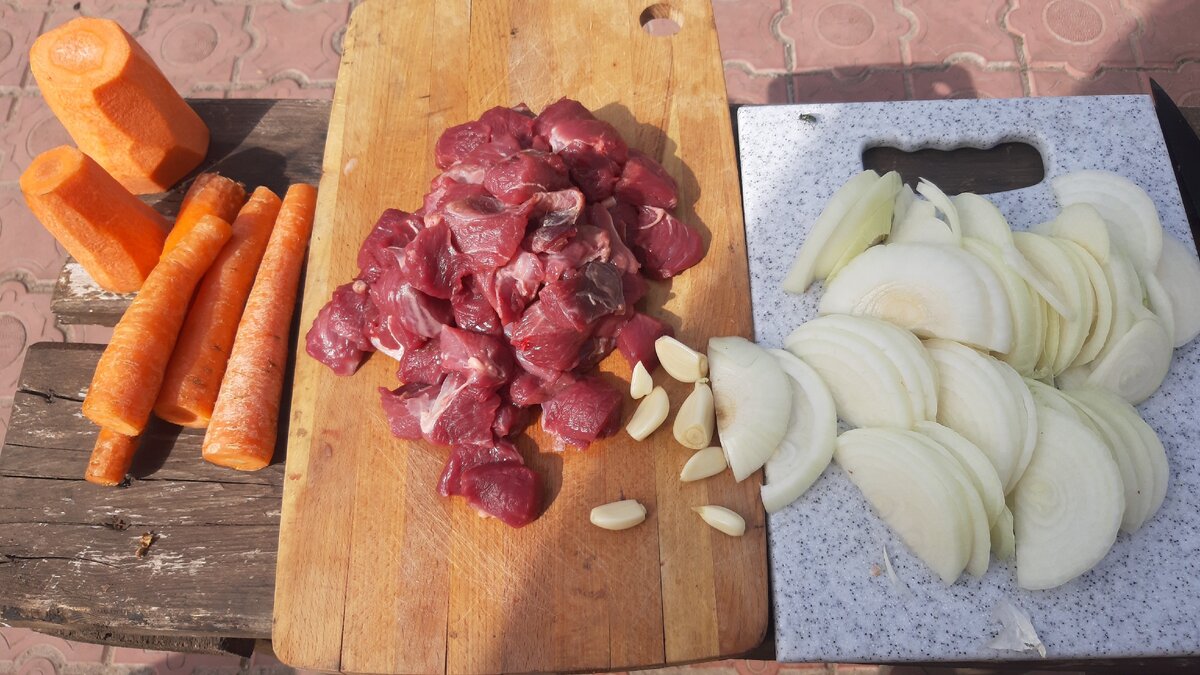 Начинаем плов с мяса, лука и моркови