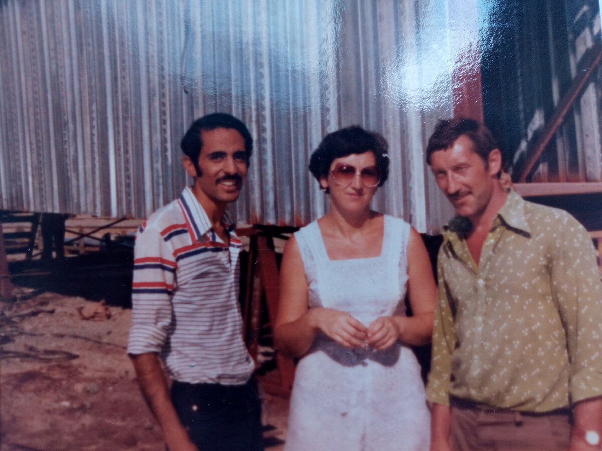 В центре - я. Слева - инженер-резидент из Египта мистер Хусейн Шабан Аль-Корани