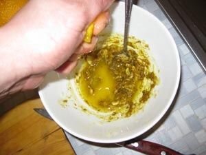     Маринад можно и не готовить, но тогда утка в рукаве не получит золотистую корочку и не будет такой сочной.       Для приготовления маринада нам понадобиться смешать в миске оливковое масло с чеснок, который мы выдавим через чесночницу.       Тут же добавляем по одной чайной ложке специй (соль, перец, базилик) и тщательно всё перемешиваем.       Берём апельсин, разрезаем на 4 части и выдавливаем сок в маринад. Перемешиваем и оставляем минут на 10.       