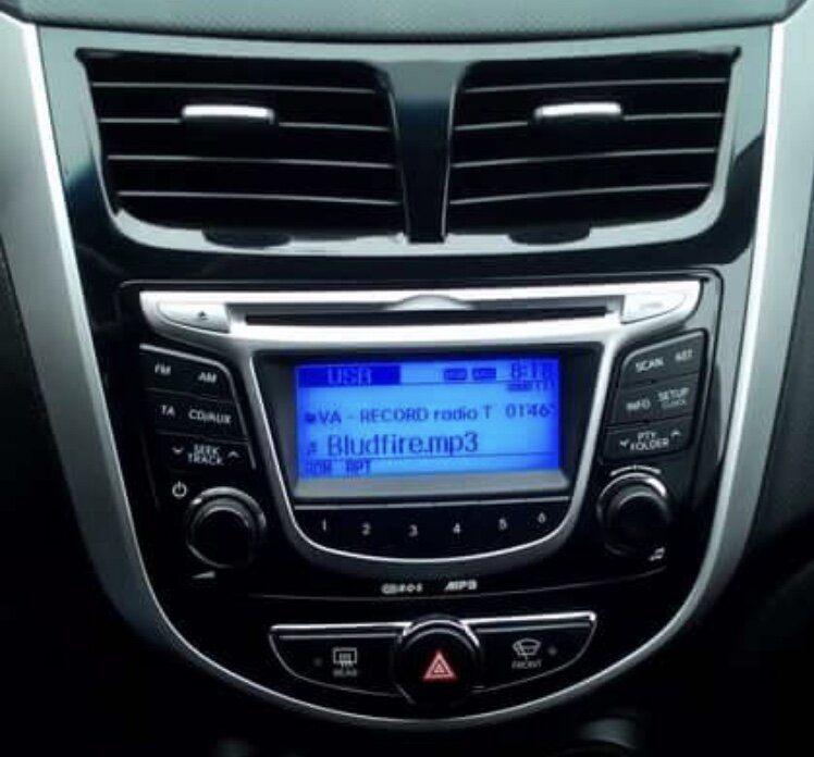 Заводская магнитола , без Bluetooth соединения . 