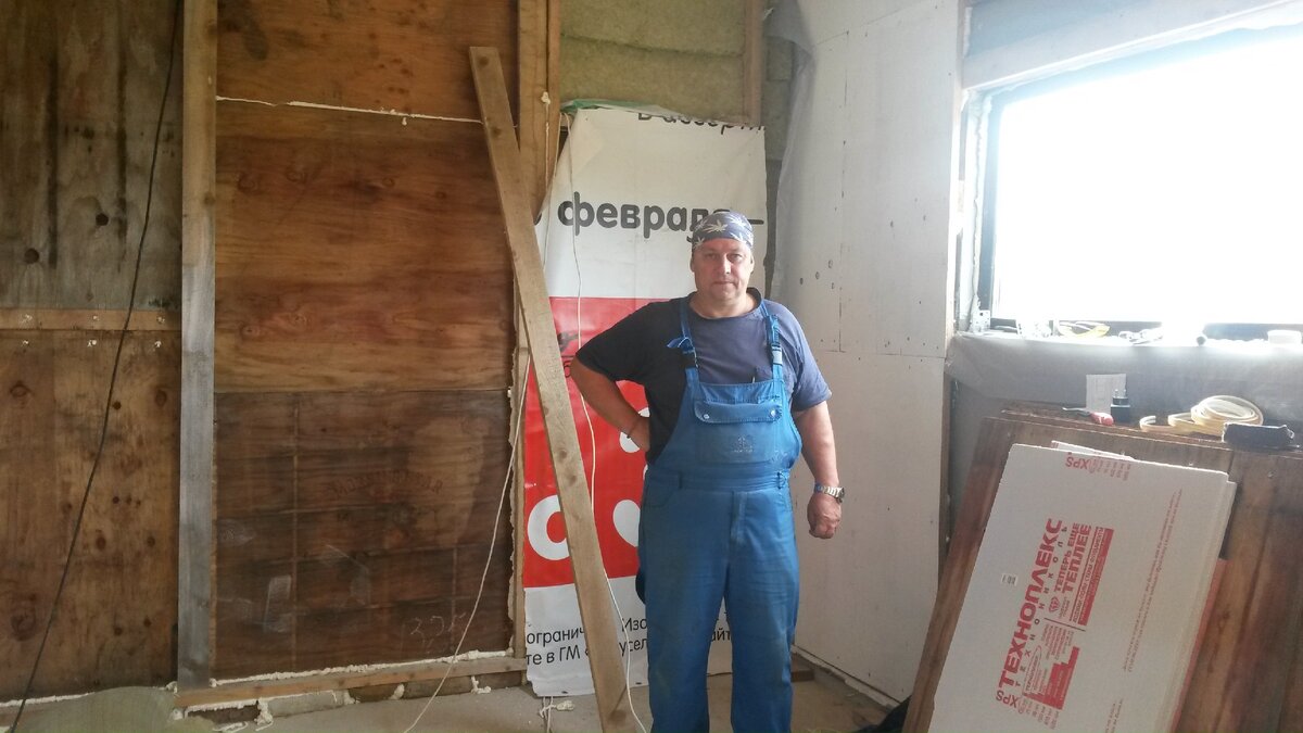 Это мой муж строит сарай для птицы