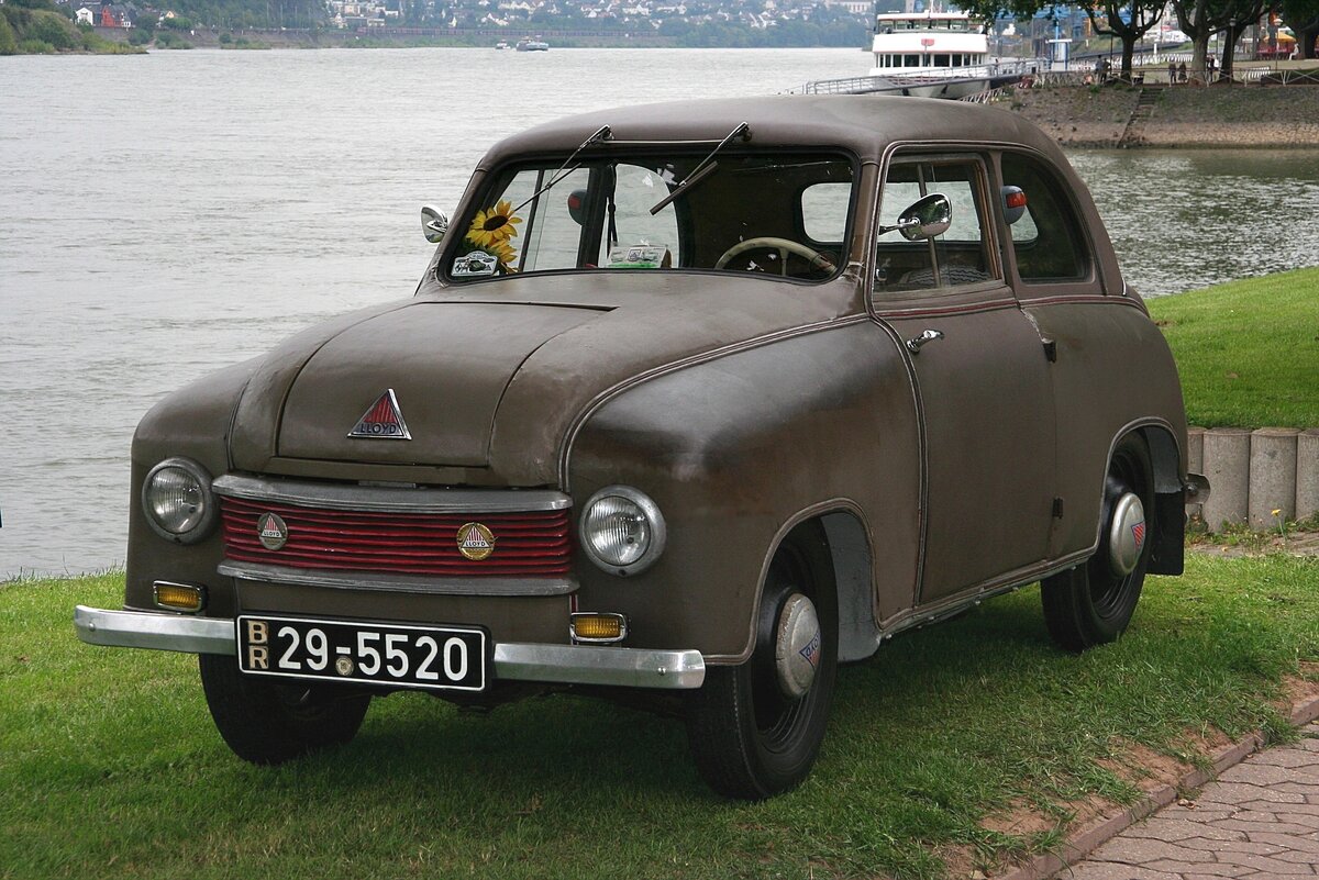 [caption id="attachment_39796" align="aligncenter" width="2500"] "Lloyd LP300" (1950-1953)[/caption]