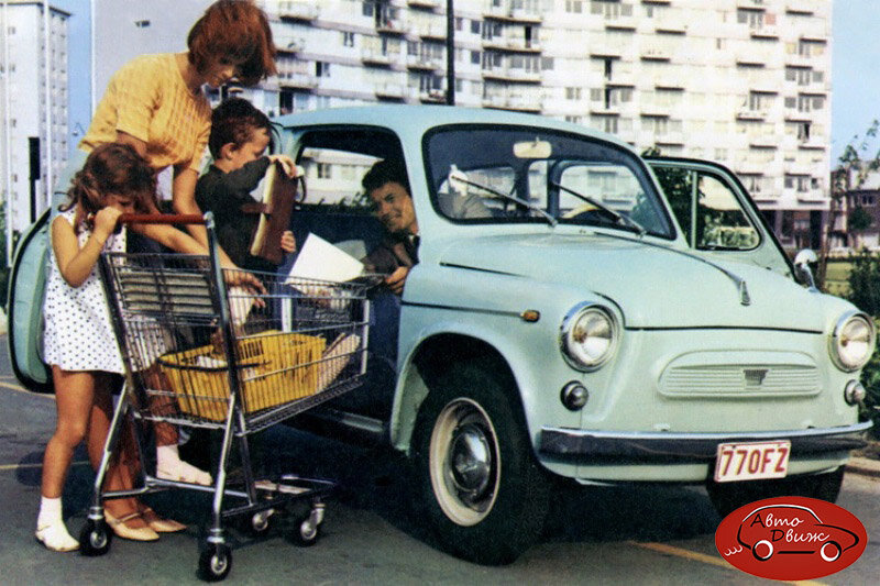 Кажется, что тележка превышает размеры багажника, но это лучше, чем в руках