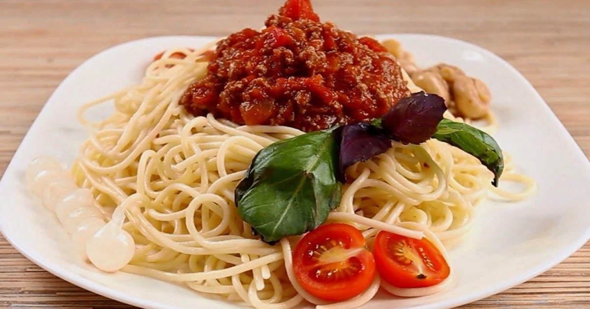Спагетти с фаршем в соусе болоньезе. Итальянская паста болоньезе. Паста болоньезе классический итальянский. Спагетти под соусом "а-ля болоньезе". Болоньезе в Италии.