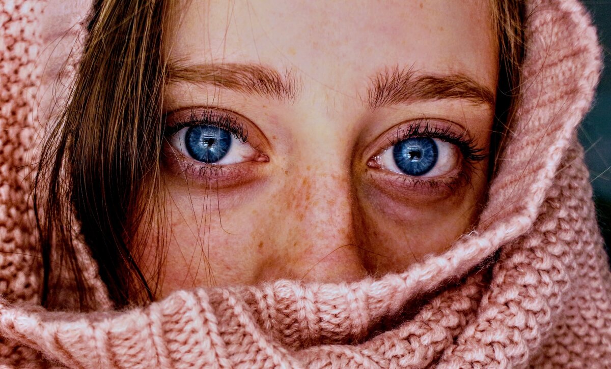 https://www.canva.com/photos/MADGvn1yTHk-woman-with-blue-eyes-wrapped-in-a-pink-cloth/ Фотограф: Jenna Hamra