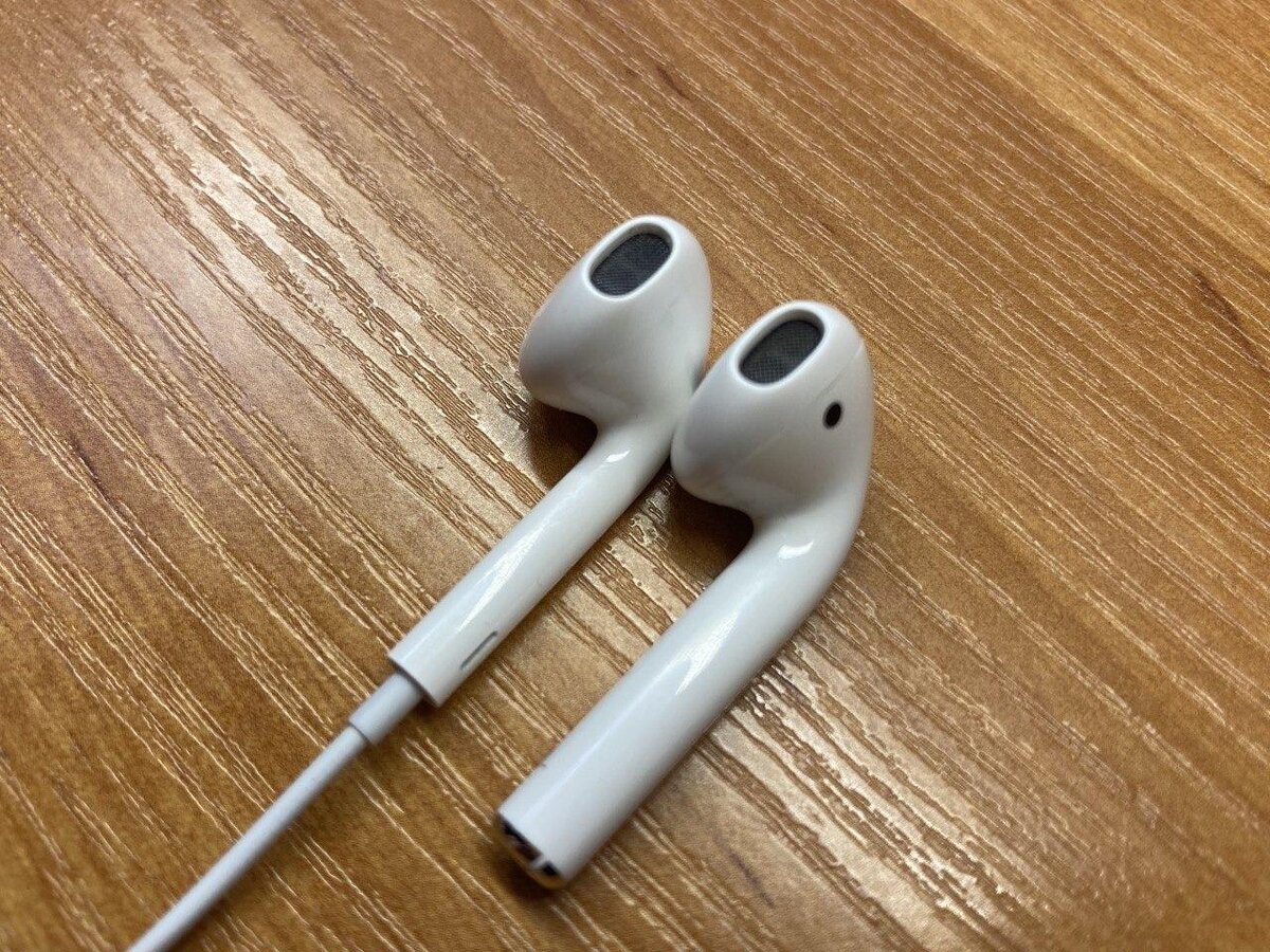 Наушники AirPods в сравнении с EarPods. Размер ножки визуально и фактически больше, но пугает только до момента, когда они окажутся у вас в руках.