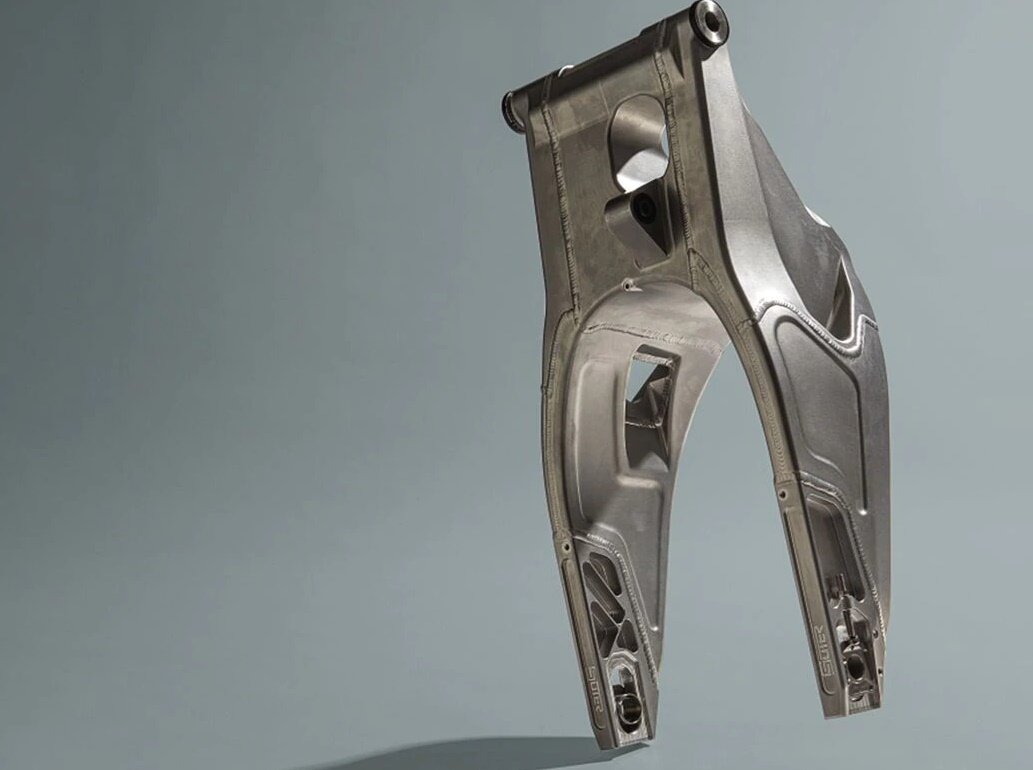 Это шарнирный рычаг вверху с держателями осей внизу. Каждый луч этого рычага Suter (предоставленный Graves Motorsports) вертикально углублен, чтобы обеспечить жесткость на повороте. Но каждый луч достаточно тонкий, чтобы сделать изгиб, который может держать шину на нужном уровне. Форма полностью органическая, чтобы предотвратить растрескивание.
