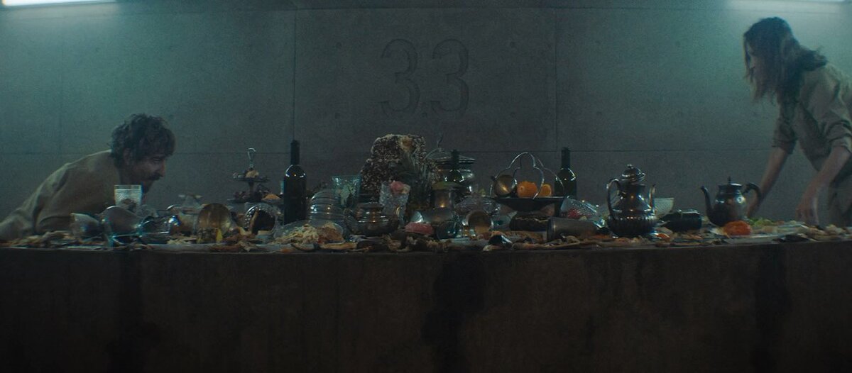 Кадр из фильма. Платформа с едой.