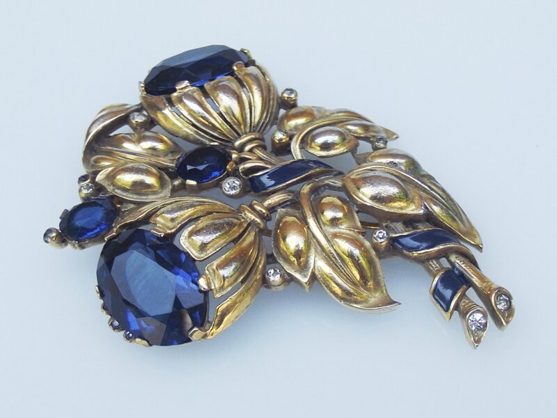 Trifari, fur clip "Цветочный букет", серебро, золочение, горный хрусталь, горячая эмаль, 1936. Дизайн - Альфред Филипп/Alfred Philippe. Официальный сайт - www.trifari.com