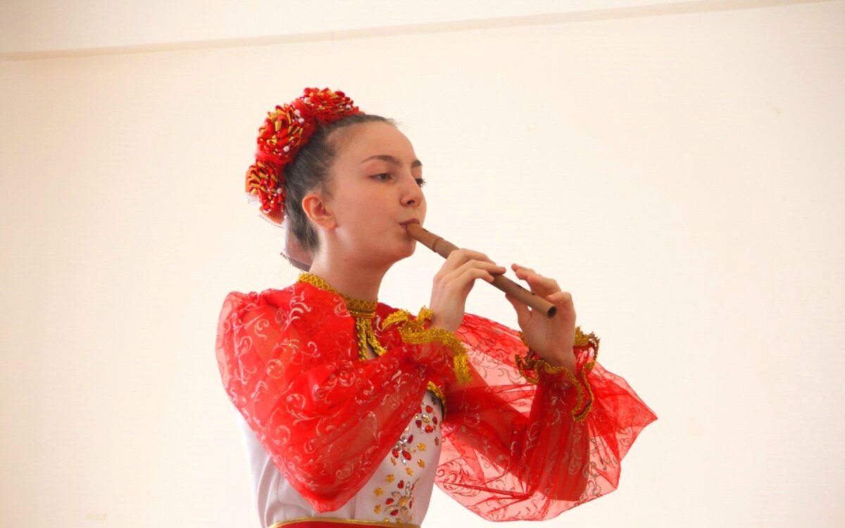 Исполнительница на свирели - Валерия Прокопенко. 
Серебряный призёр Дельфийских Игр России. 
Лауреат Всероссийских и Межрегиональных конкурсов исполнителей. 
Стипендиат губернатора Амурской области.
Ученица Марии Игнатовой