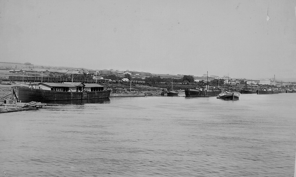 Вид на Солдатскую слободу и ст. Улеши, в далеке виднеется мельница Бореля Э.Э., а так же Двумянцева и Валова, дата съемки посло 1888 года и до 1889 года