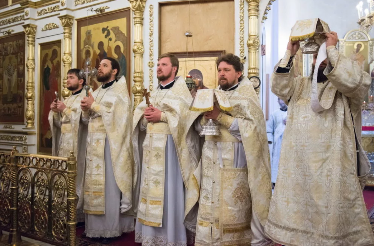 Обратите внимание, священники уже облачили белую праздничную одежду, которую будут надевать на богослужения до наступления Троицы. Еще в среду 27 мая, в день Отдания Пасхи, священники в красных одеяниях. Источник: Яндекс