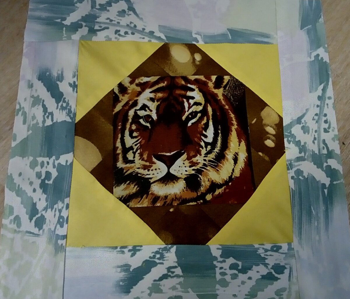 зеленые полосы вокруг желтого квадрата