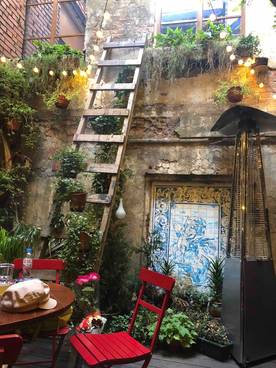 До карантина я любила учиться и работать с ноутбуком в кафе. Фотография из приятного дворика питерского кафе