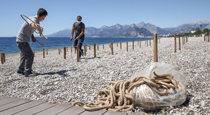 Понравится вам между такими колышками, а если рядом начнут дезинфекцию проводить, будете дышать этим. Фото уже выложили в интернет в свободный доступ.