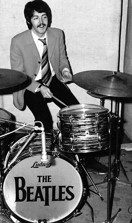 Пол за барабанами